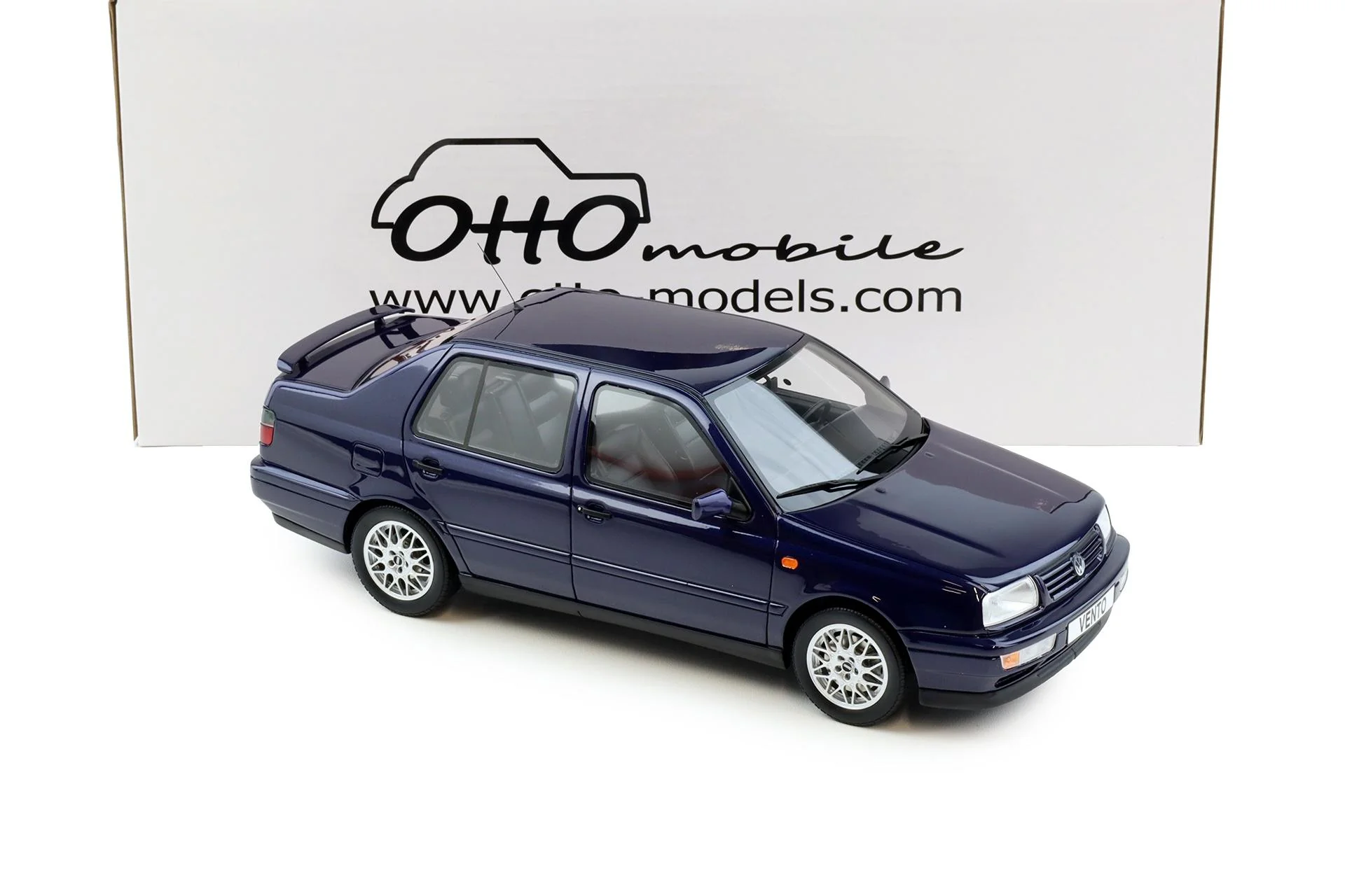 Otto 1996 Volkswagen Vento (Jetta) VR6 MK III Mystic Blue Pearl 1:18 - Image 2