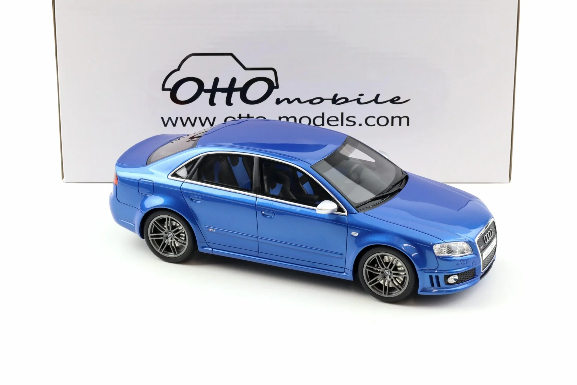 Otto 2007 Audi RS4 Sedan B7 4.2L V8 FSI Sprint Blue 1:18 - Image 2