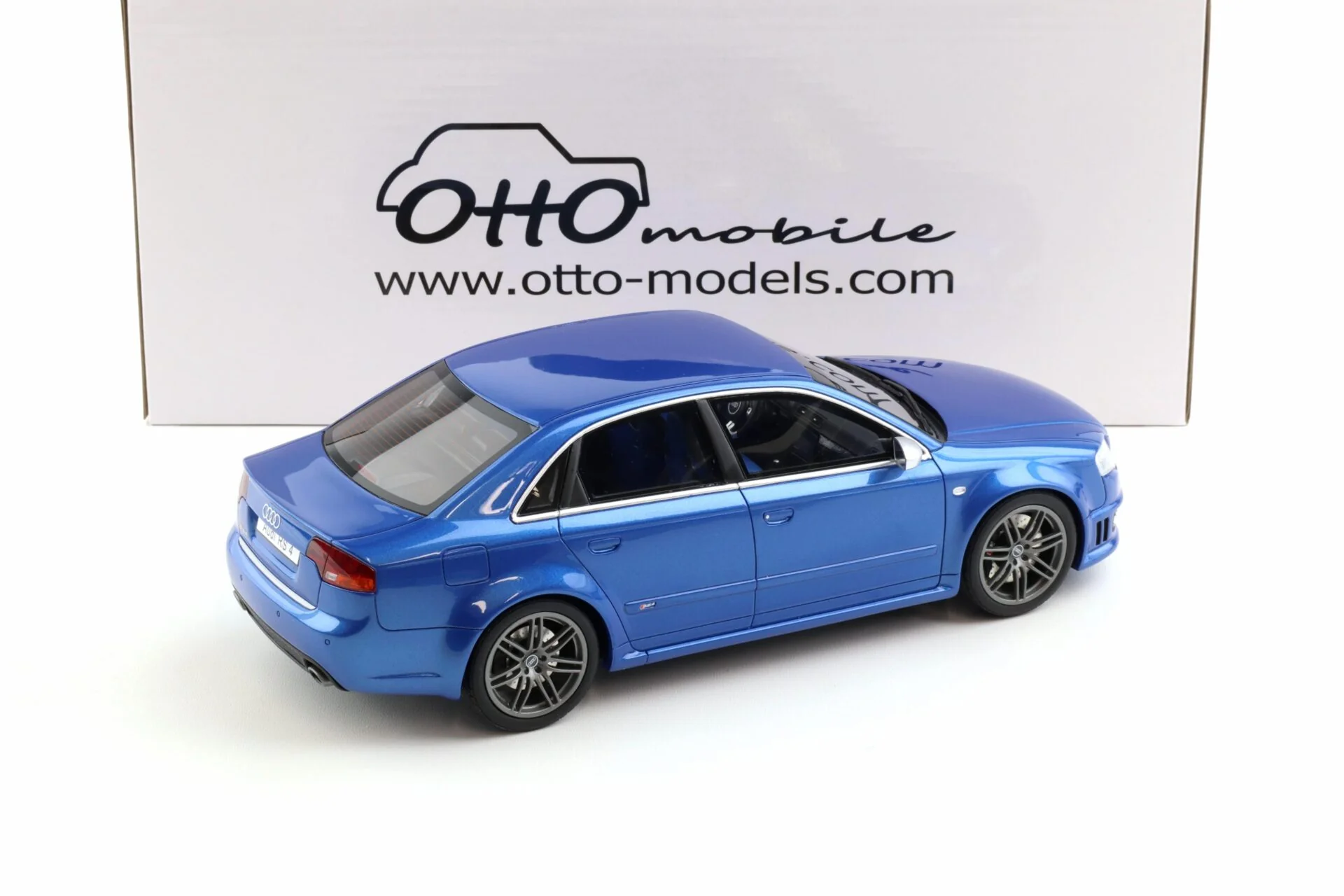 Otto 2007 Audi RS4 Sedan B7 4.2L V8 FSI Sprint Blue 1:18 - Image 3