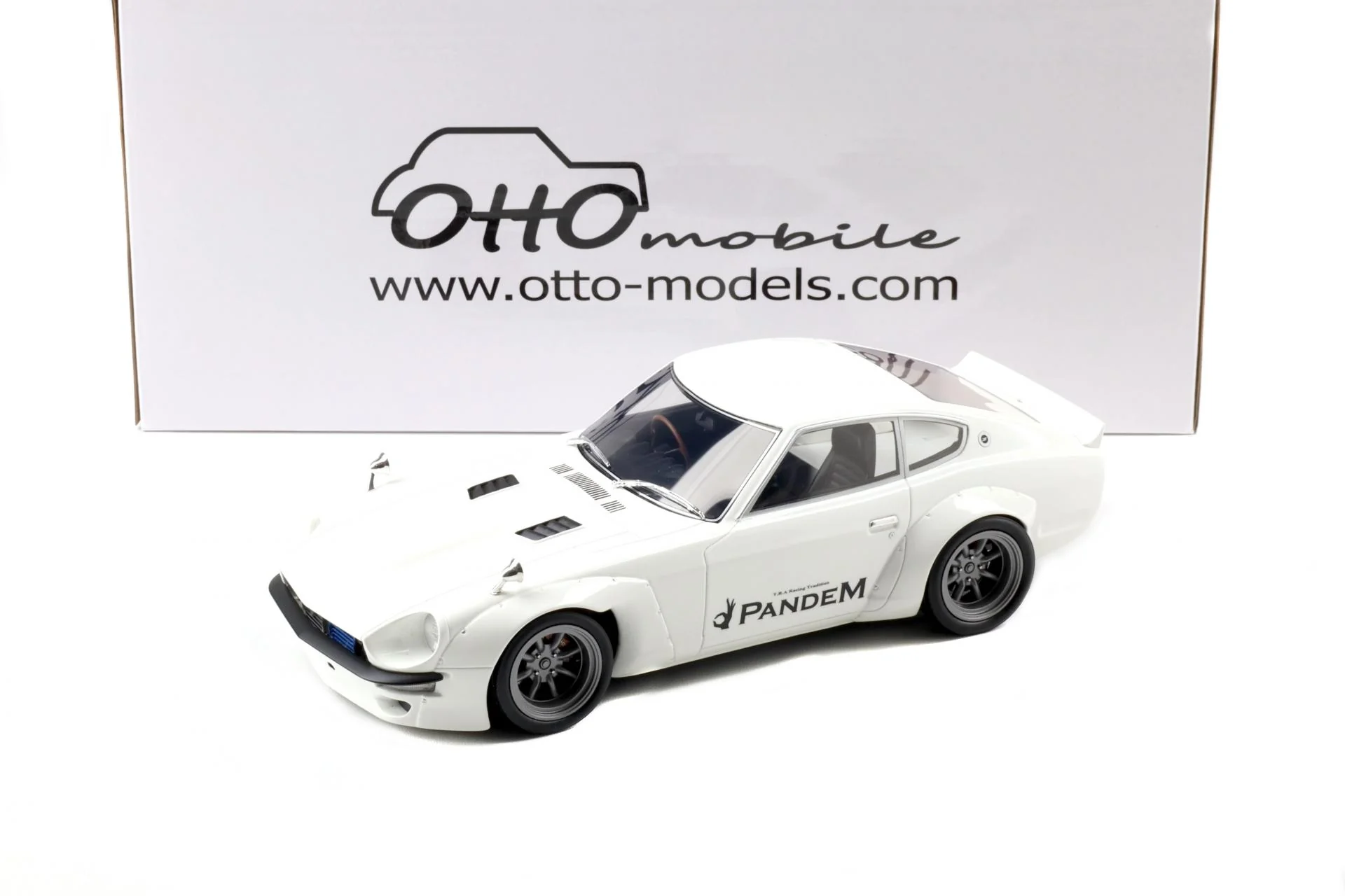 Otto 2015 Nissan Fairlady 240 Z Pandem White 1:18