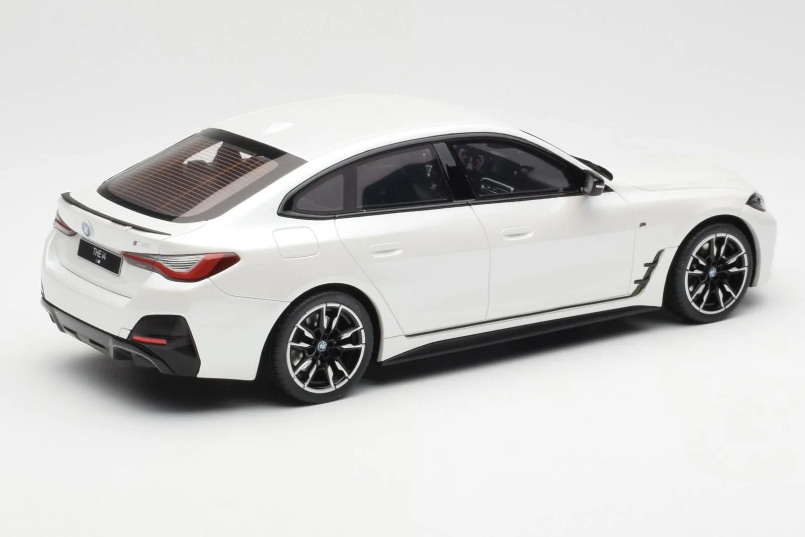 Otto 2022 BMW i4 M50 (G26) Mineral White Metallic 1:18 - Image 2