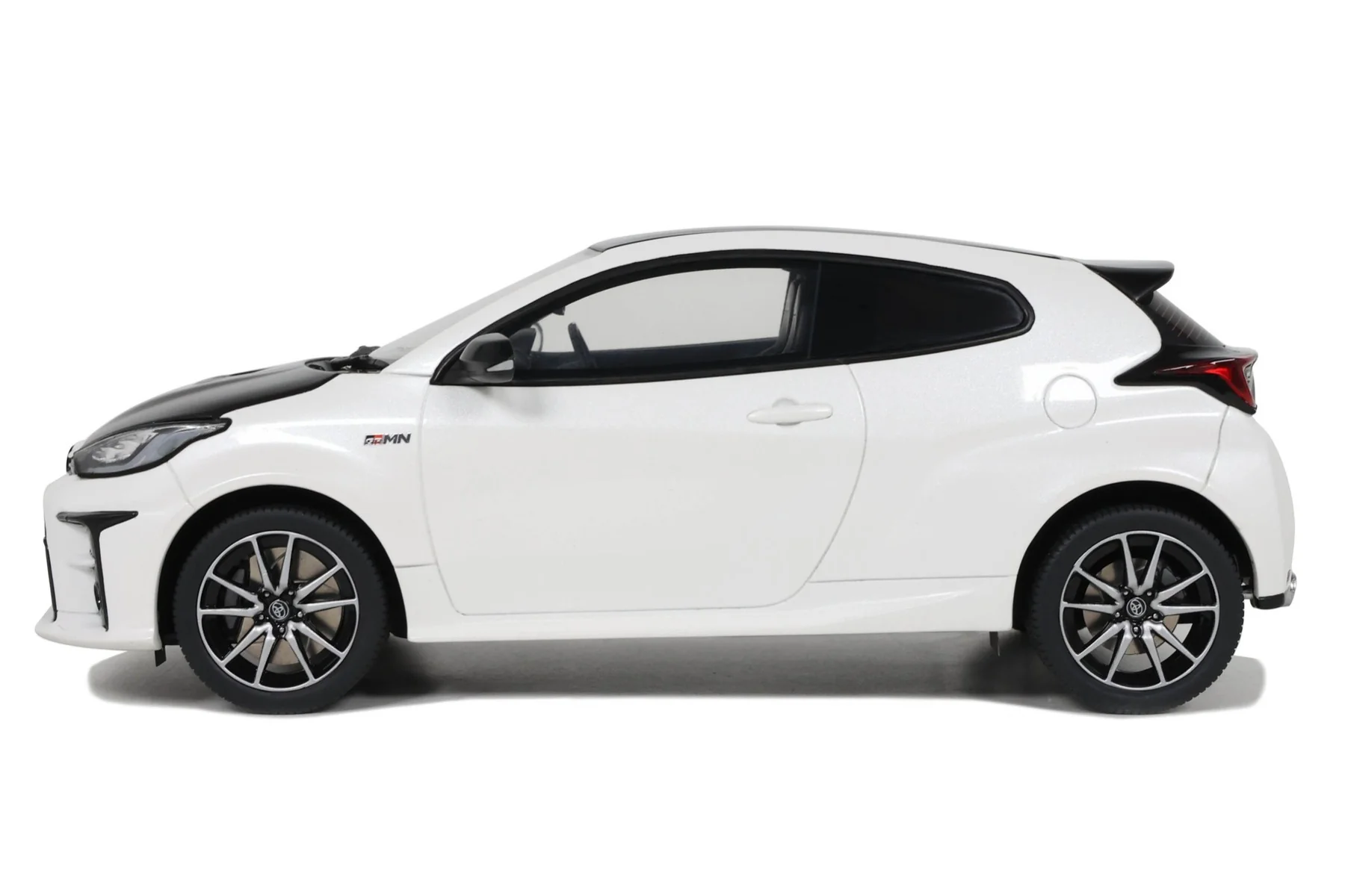 Otto 2022 Toyota Yaris GRMN Rally Package RHD White 1:18 - Image 3