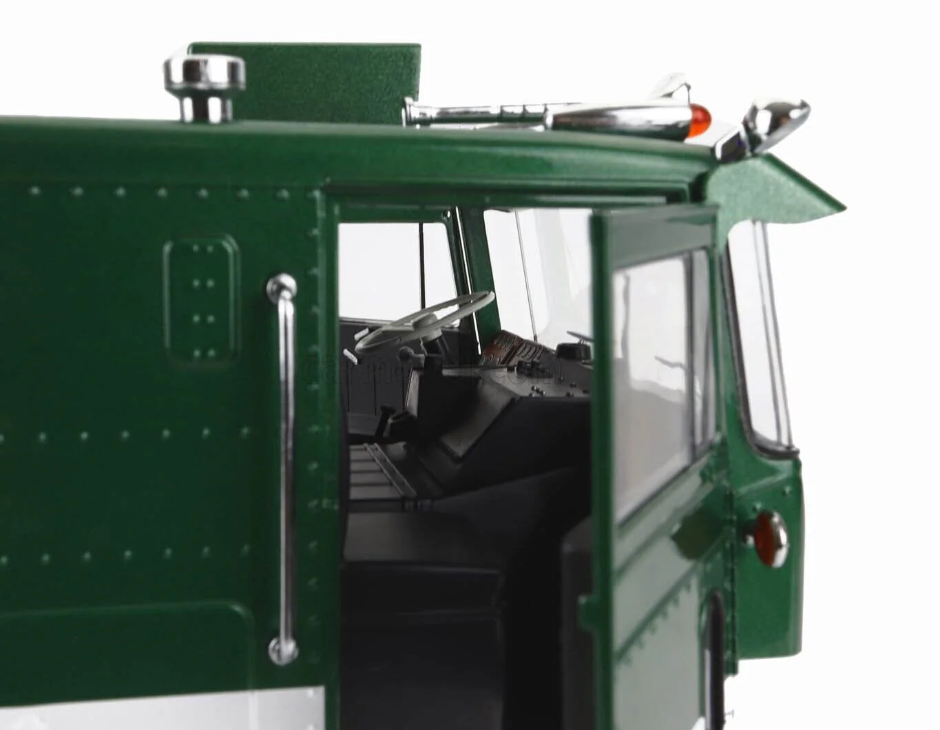 Road Kings 1977 Peterbilt 352 Pacemaker Semi Green and White 1:18 - Image 3