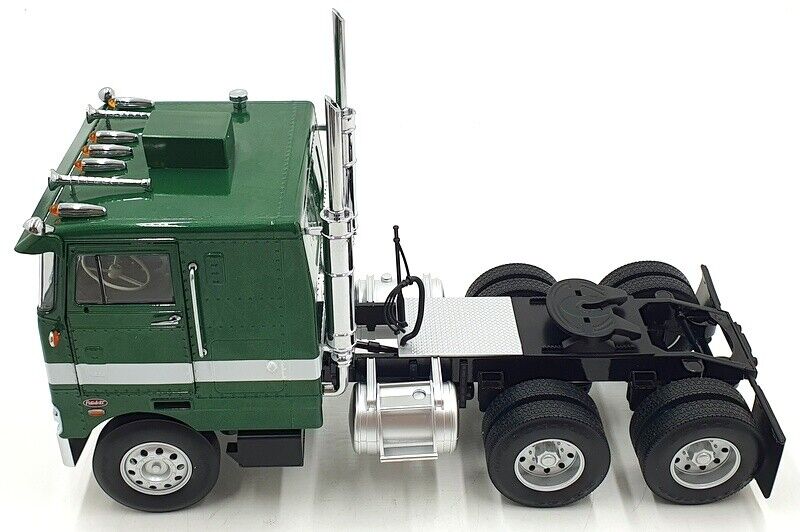 Road Kings 1977 Peterbilt 352 Pacemaker Semi Green and White 1:18 - Image 4