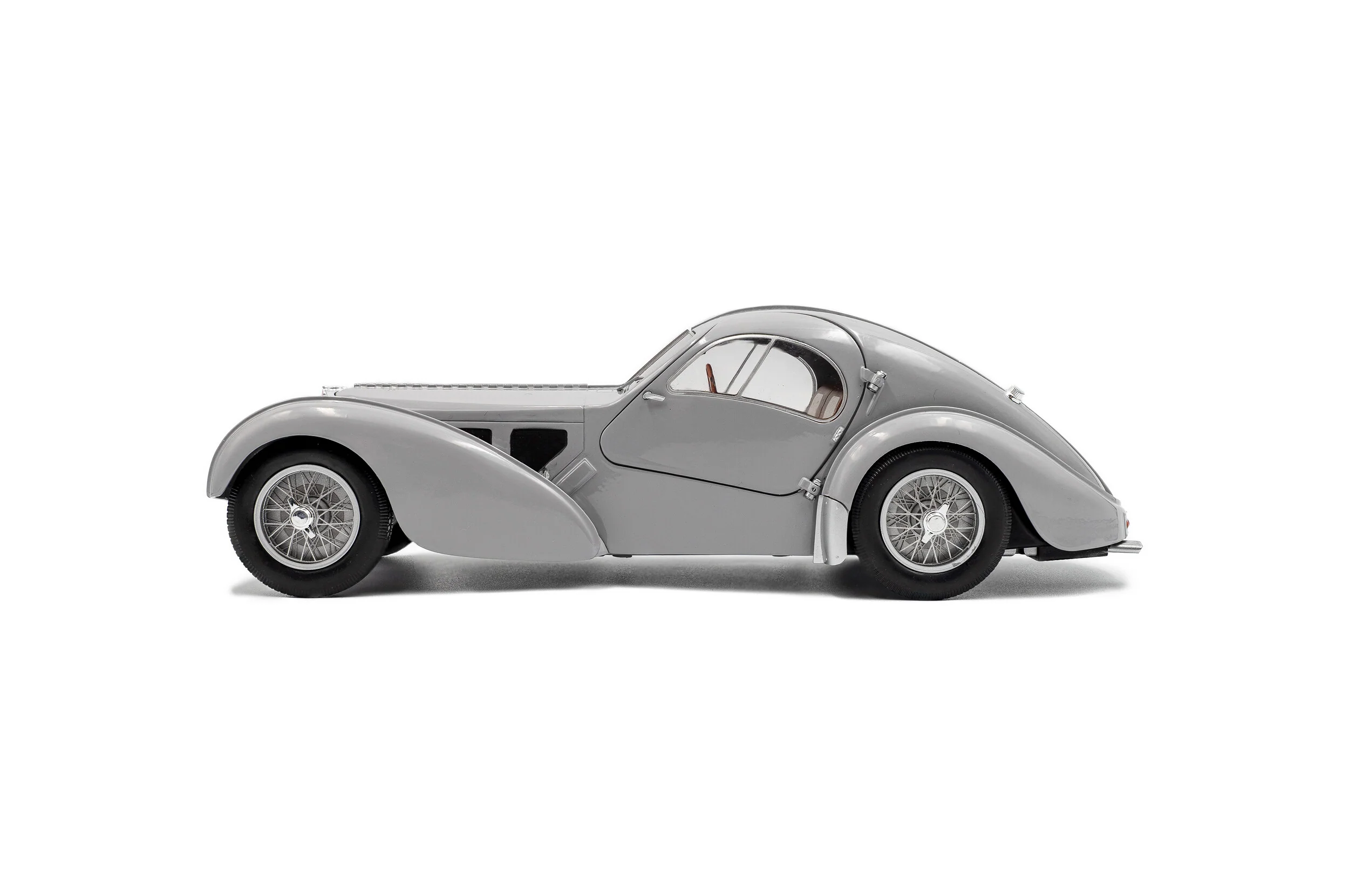 Solido 1937 Bugatti Atlantic Type 57 SC Matte Silver 1:18 - Image 2