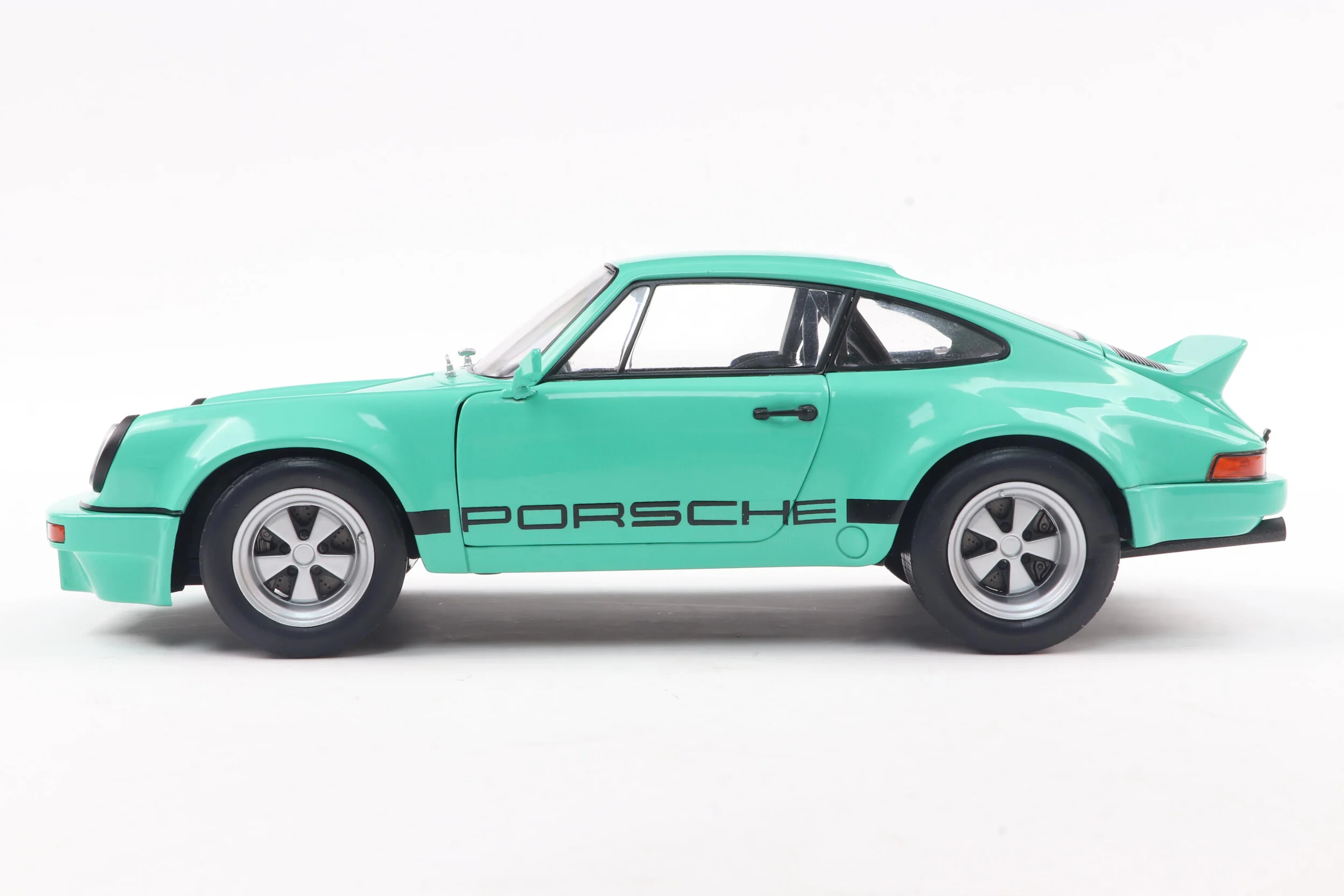 Solido 1974 Porsche 911 RS 3.0L Coupe IROC Daytona Green 1:18 - Image 2