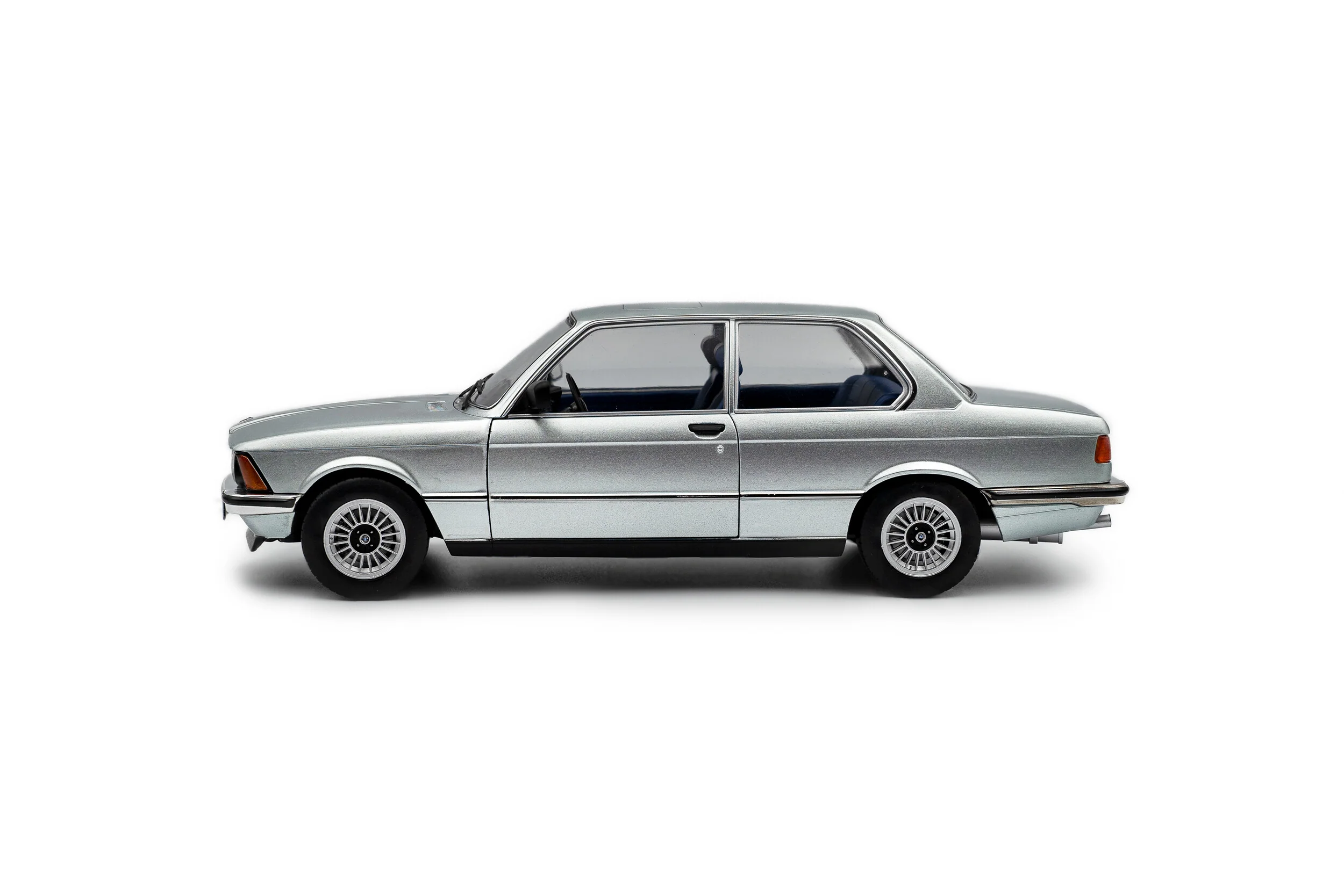 Solido 1980 BMW 323i (E21) Silver Blue Metallic 1:18 - Image 2