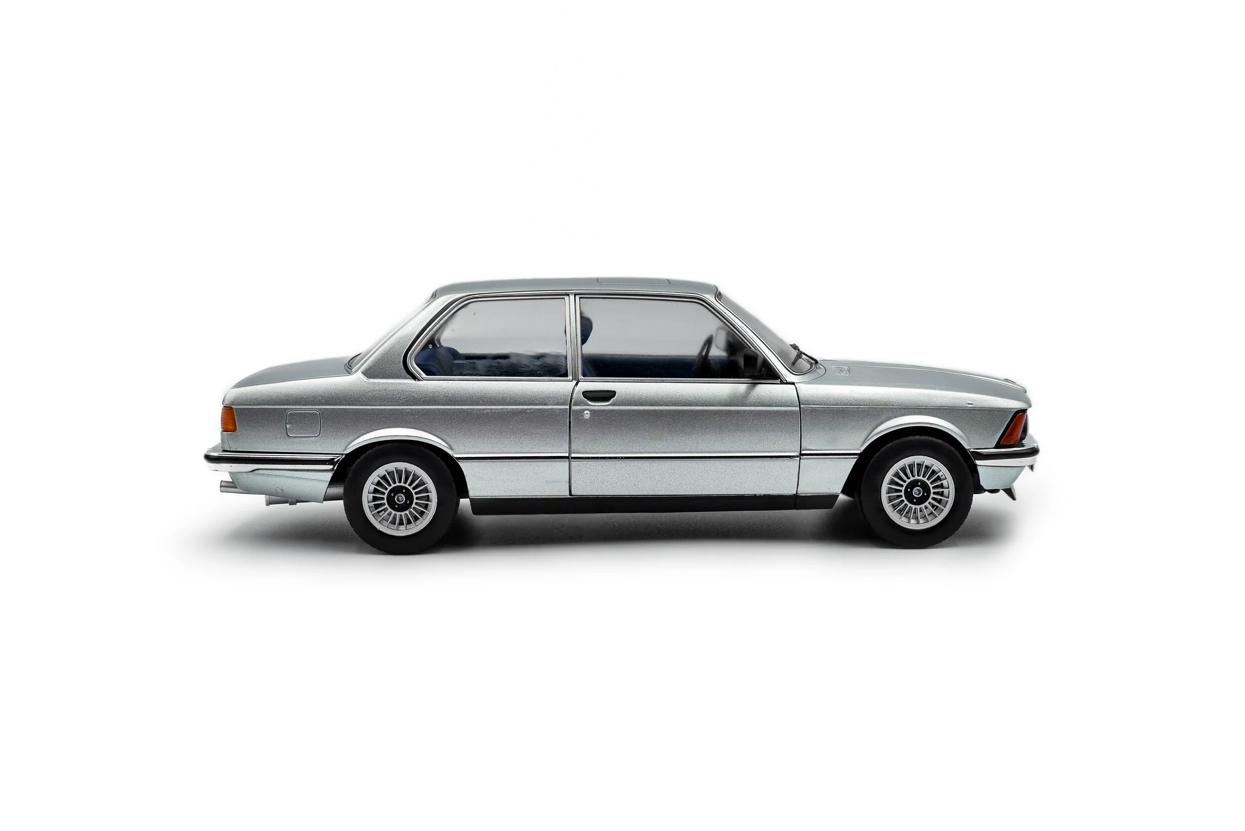 Solido 1980 BMW 323i (E21) Silver Blue Metallic 1:18 - Image 5
