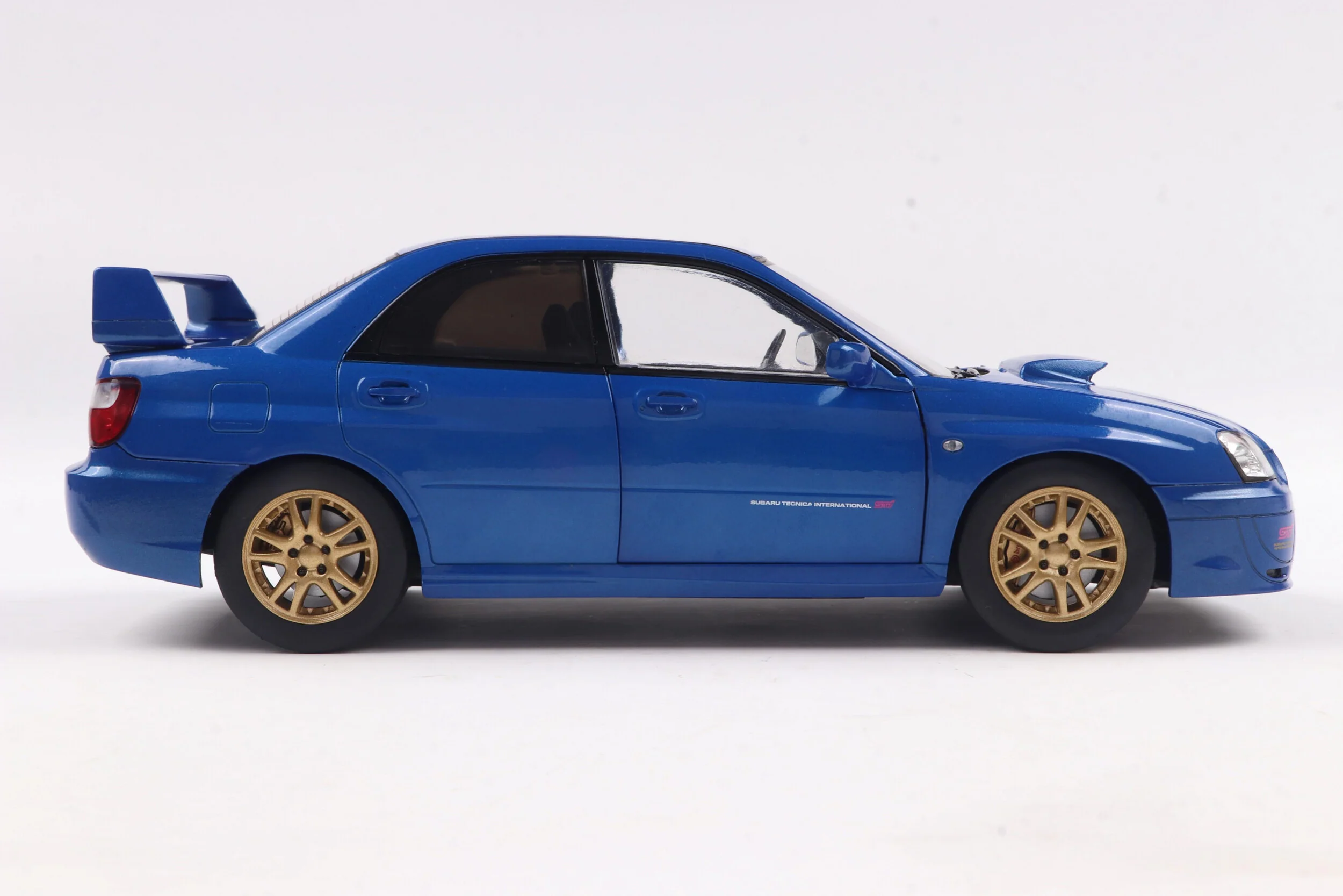 Solido 2003 Subaru WRX STi (GDB) Sonic Blue w/ Gold Wheels 1:18 - Image 3
