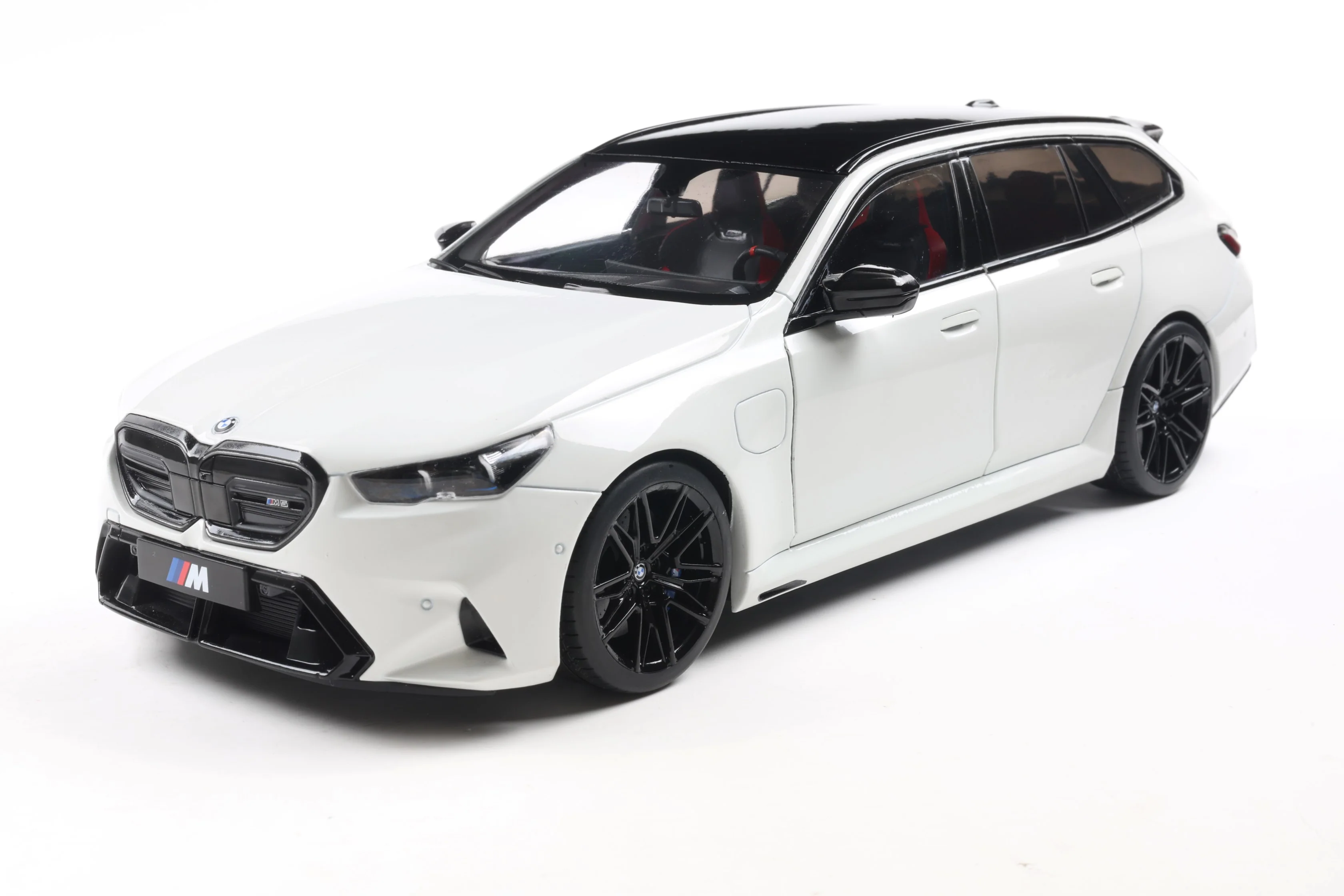 Solido 2024 BMW M5 (G99) M5 Touring M Wagon Alpine White 1:18