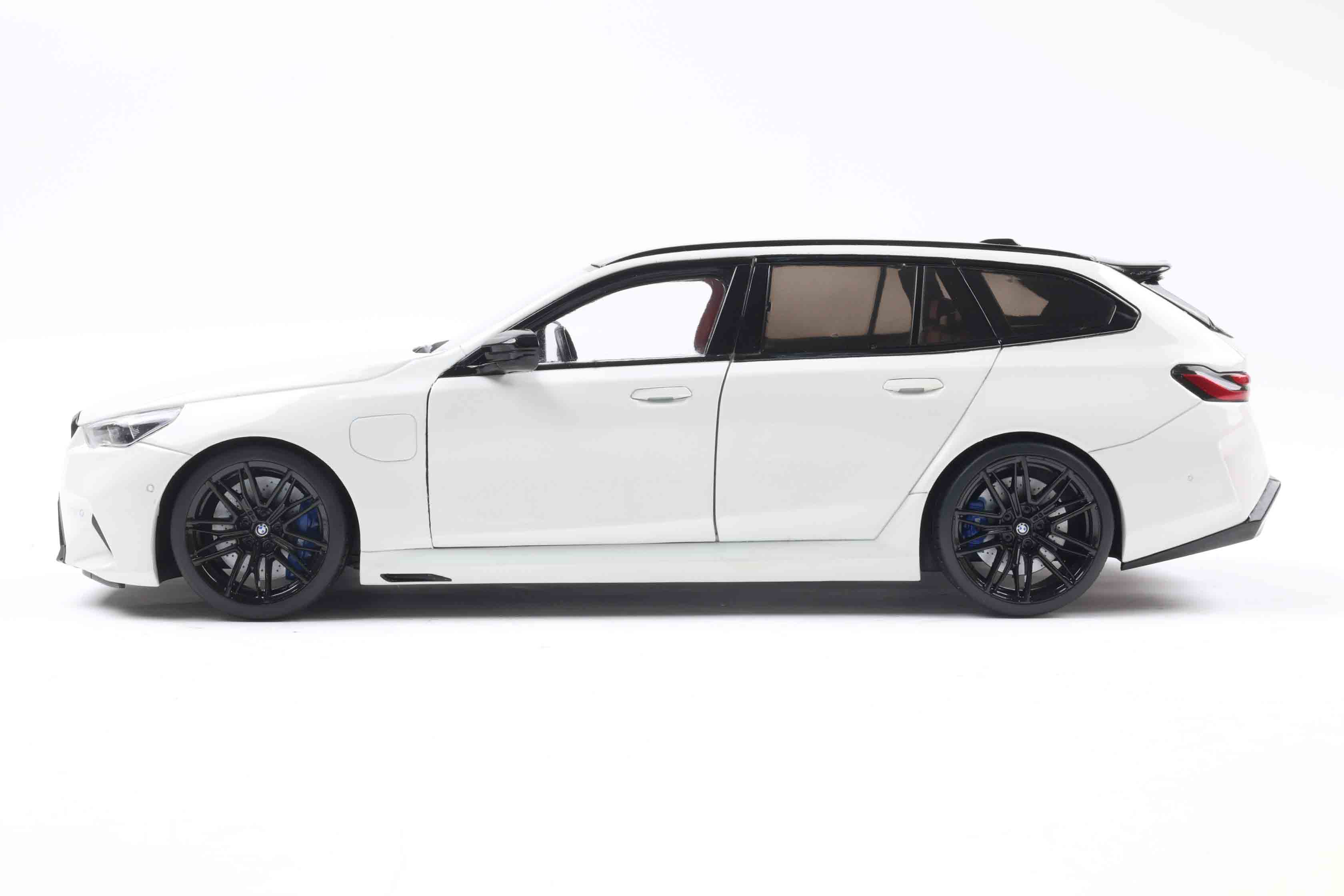 Solido 2024 BMW M5 (G99) M5 Touring M Wagon Alpine White 1:18 - Image 3