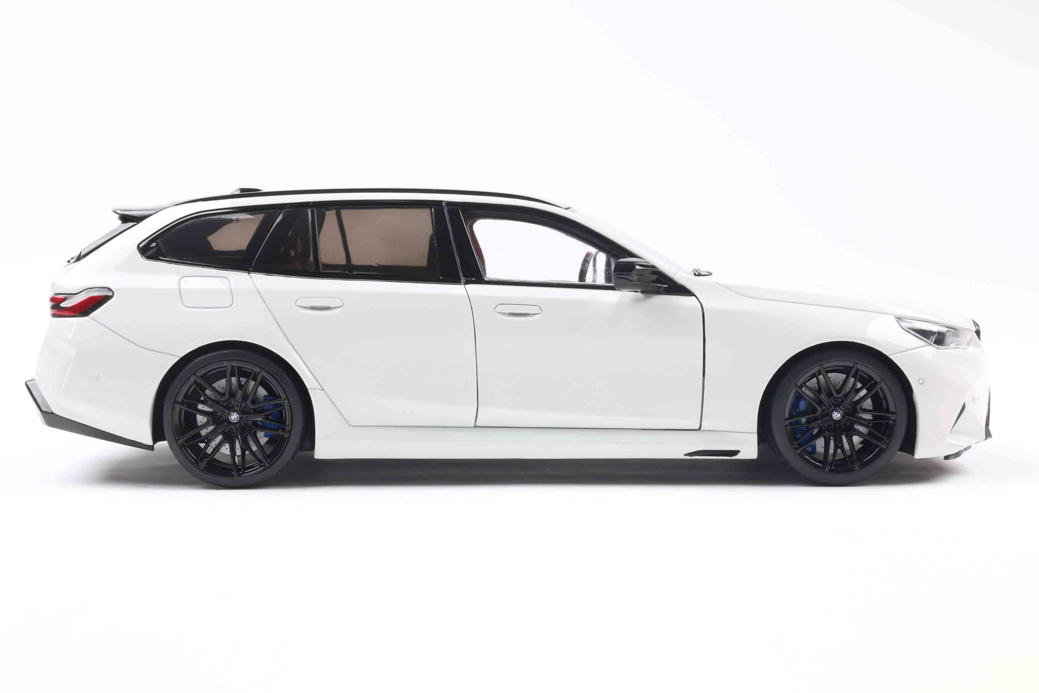 Solido 2024 BMW M5 (G99) M5 Touring M Wagon Alpine White 1:18 - Image 4