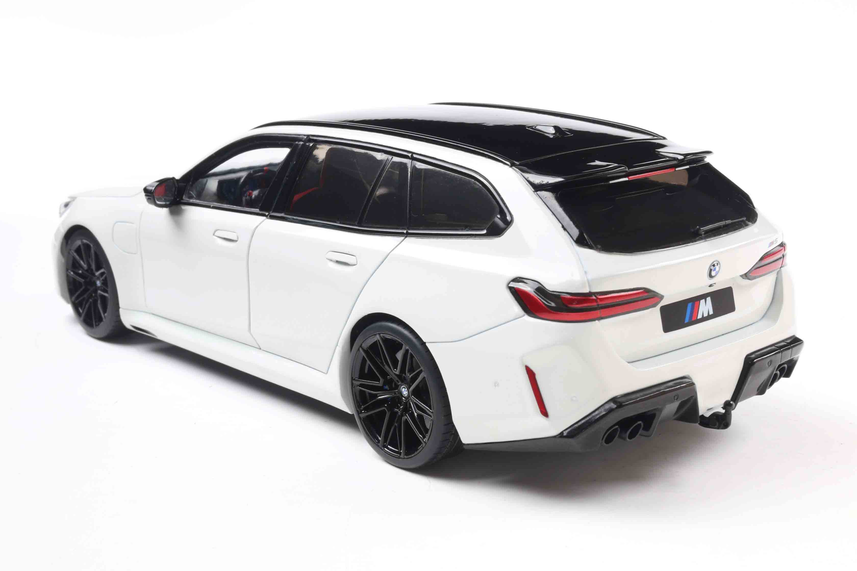 Solido 2024 BMW M5 (G99) M5 Touring M Wagon Alpine White 1:18 - Image 8