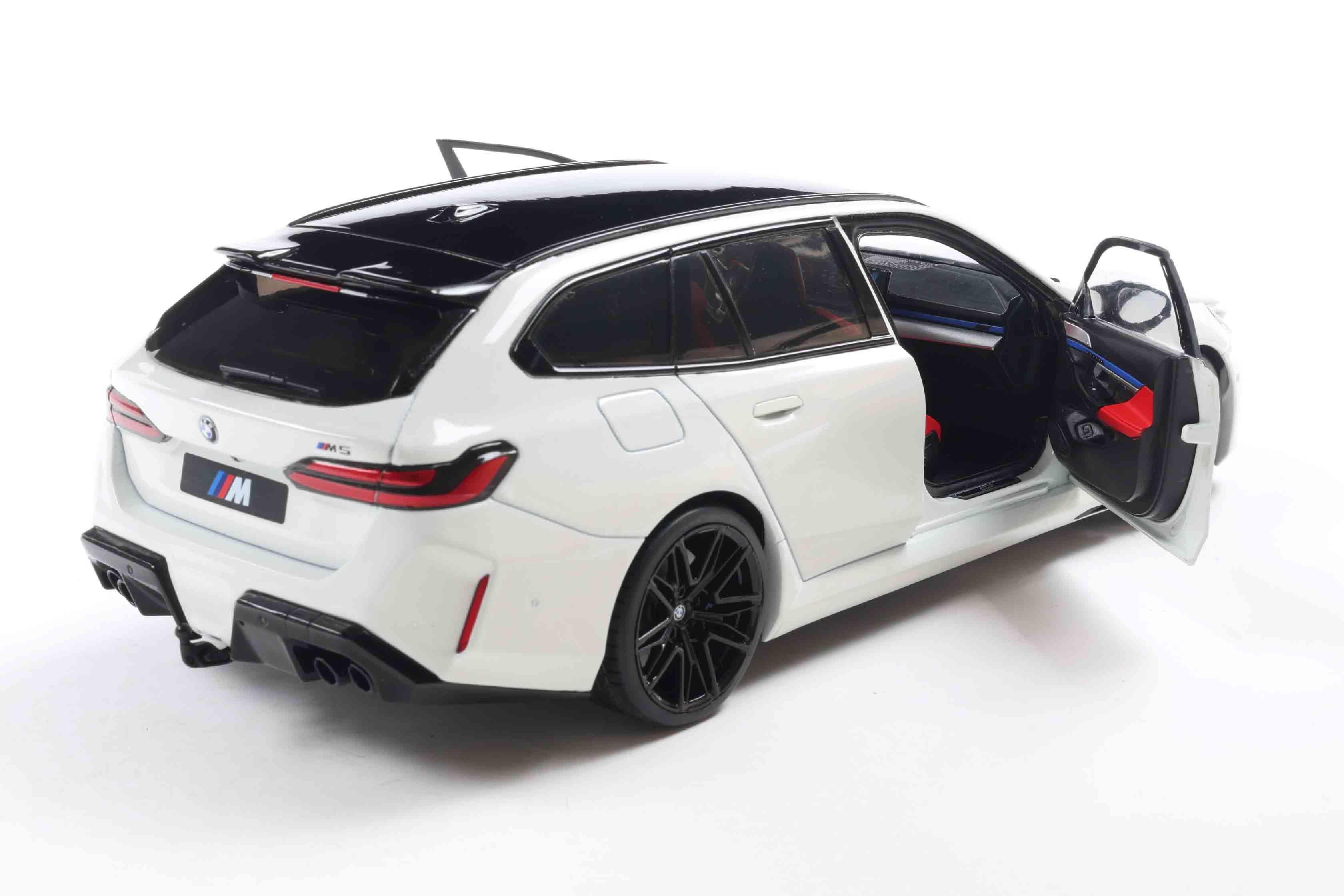 Solido 2024 BMW M5 (G99) M5 Touring M Wagon Alpine White 1:18 - Image 9