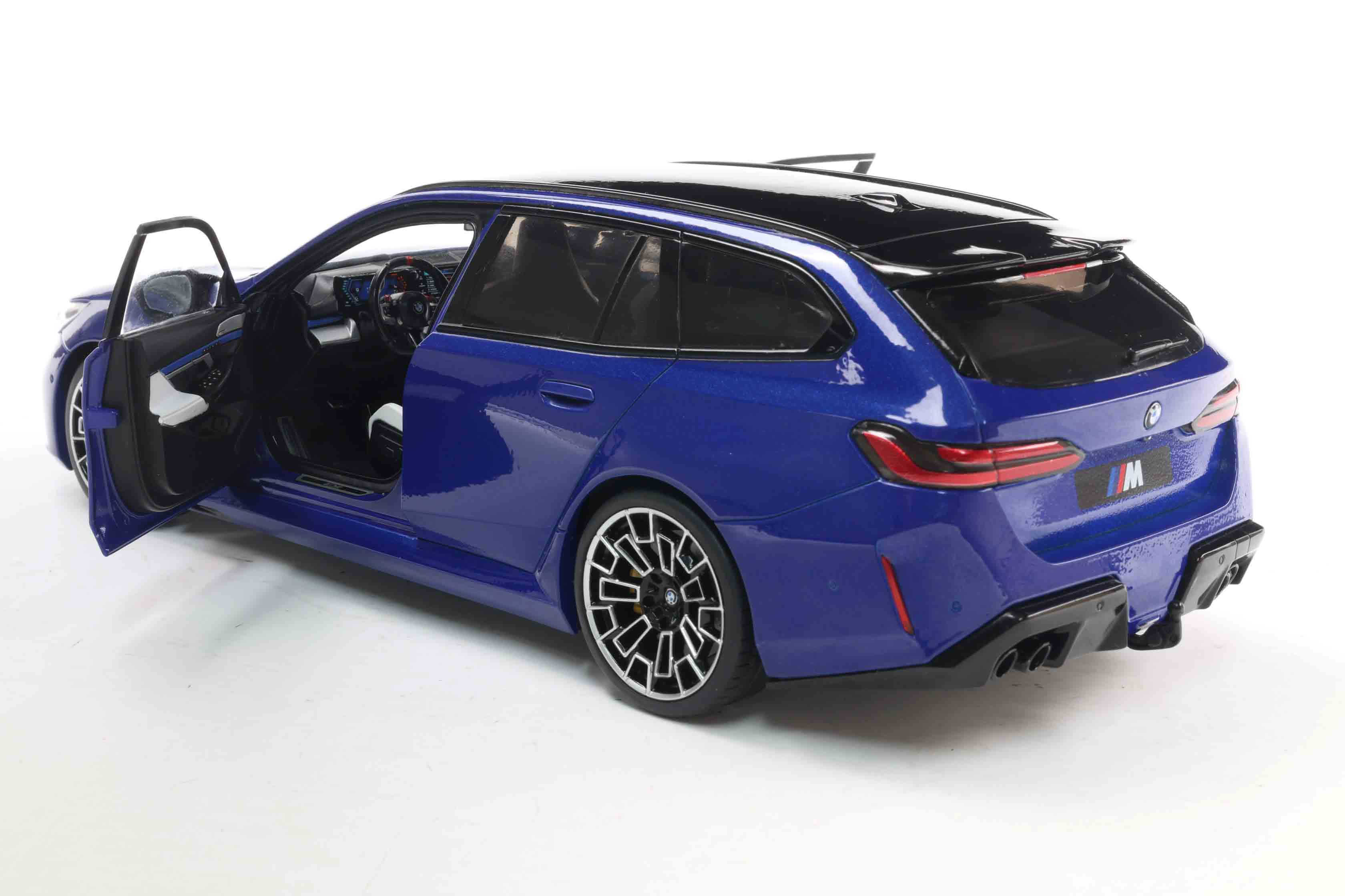 Solido 2024 BMW M5 (G99) Touring M Wagon Marina Bay Blue Metallic 1:18 - Image 11