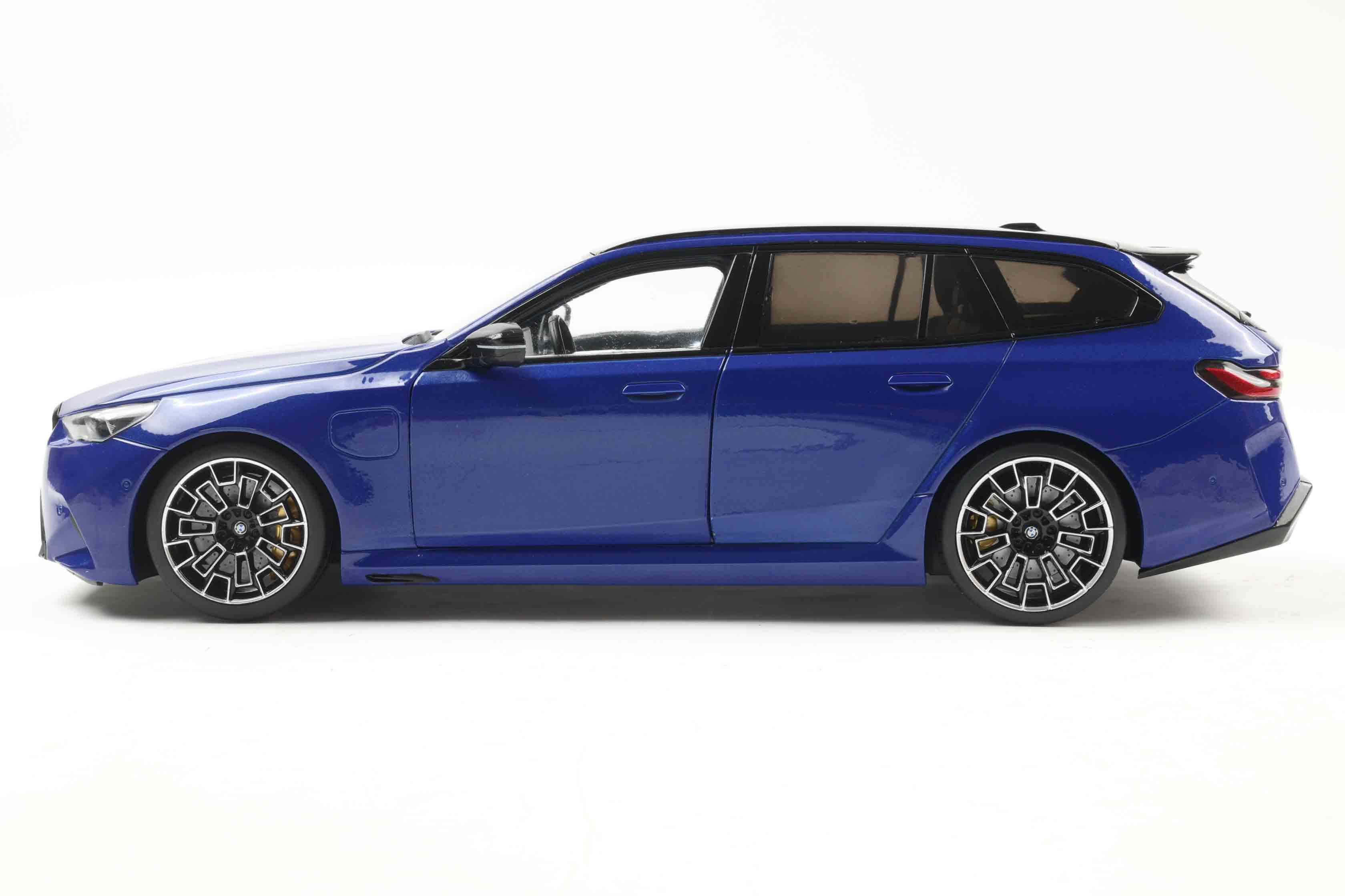 Solido 2024 BMW M5 (G99) Touring M Wagon Marina Bay Blue Metallic 1:18 - Image 3