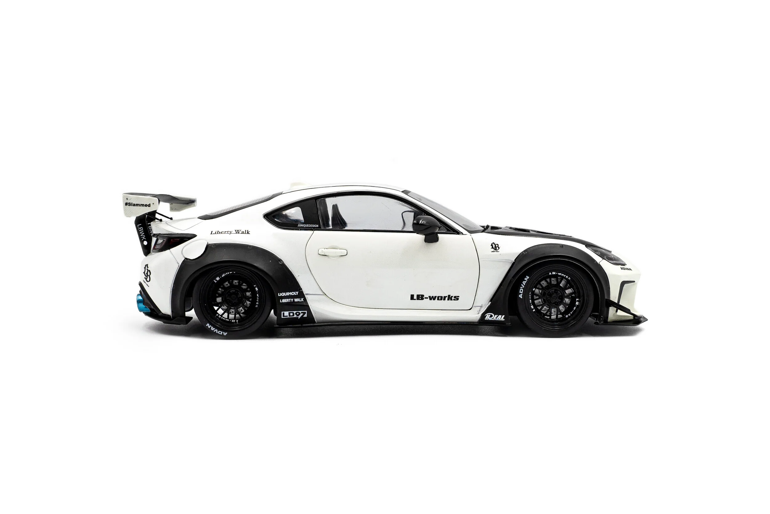 Solido 2024 Toyota GR86 LBWK Body Kit Pearl White 1:18 - Image 5