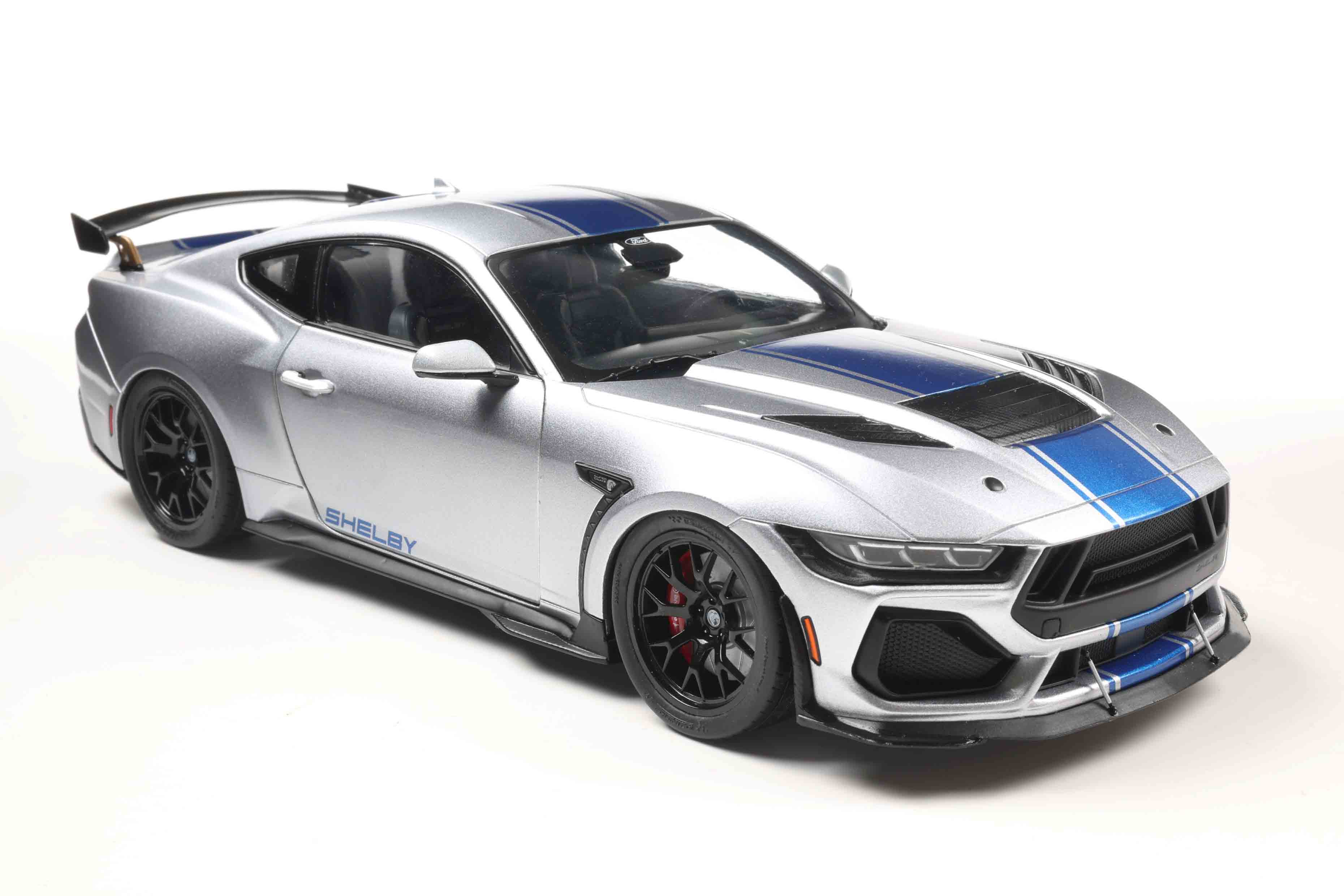 Solido 2025 Ford Shelby Mustang Super Snake Grey with Blue Stripes 1:18 - Image 7