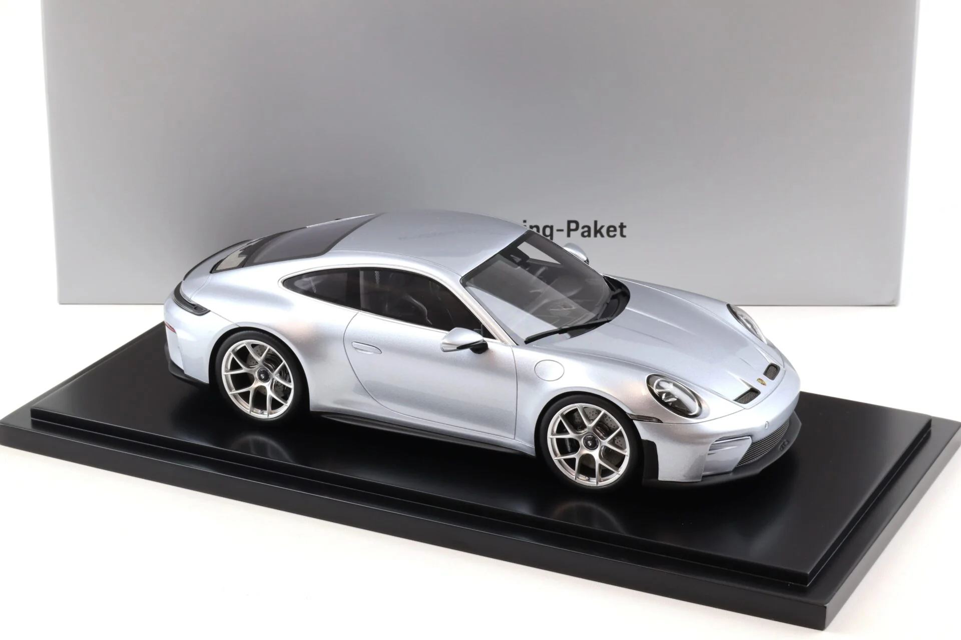 Spark-Model 2025 Porsche 911 (992.2) GT3 Touring Polar Silver WITH DISPLAY 1:18 - Image 2