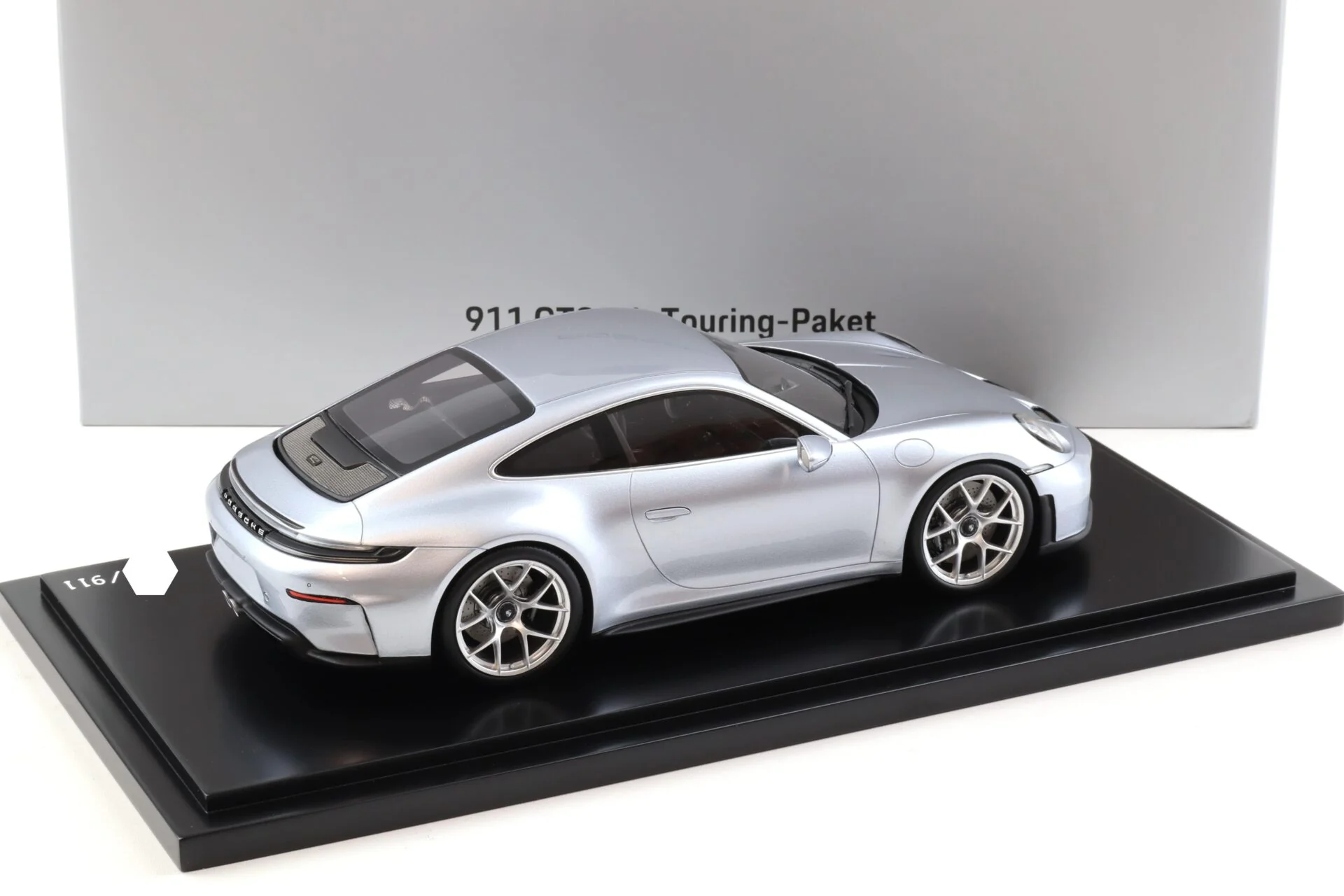 Spark-Model 2025 Porsche 911 (992.2) GT3 Touring Polar Silver WITH DISPLAY 1:18 - Image 3