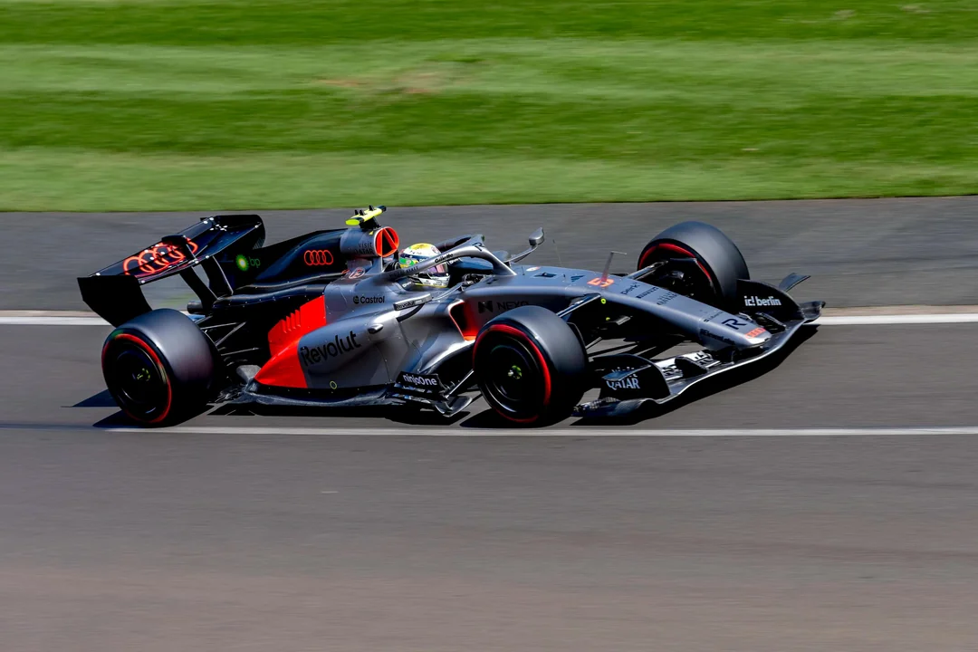 Spark-Model Audi Revolut F1 Team R26 #5 Australian GP 2026 (Bortoleto) 1:18 WITH DISPLAY