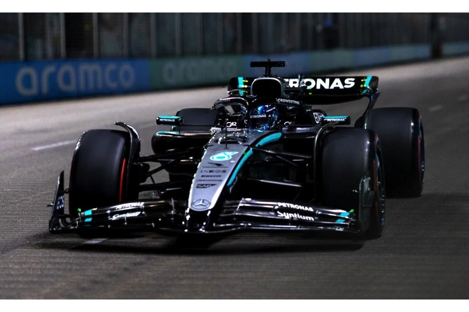 Spark-Model Mercedes W16 Team Mercedes-AMG Petronas #63 Winner Singapore GP 2025 (Russell) 1:18 WITH DISPLAY