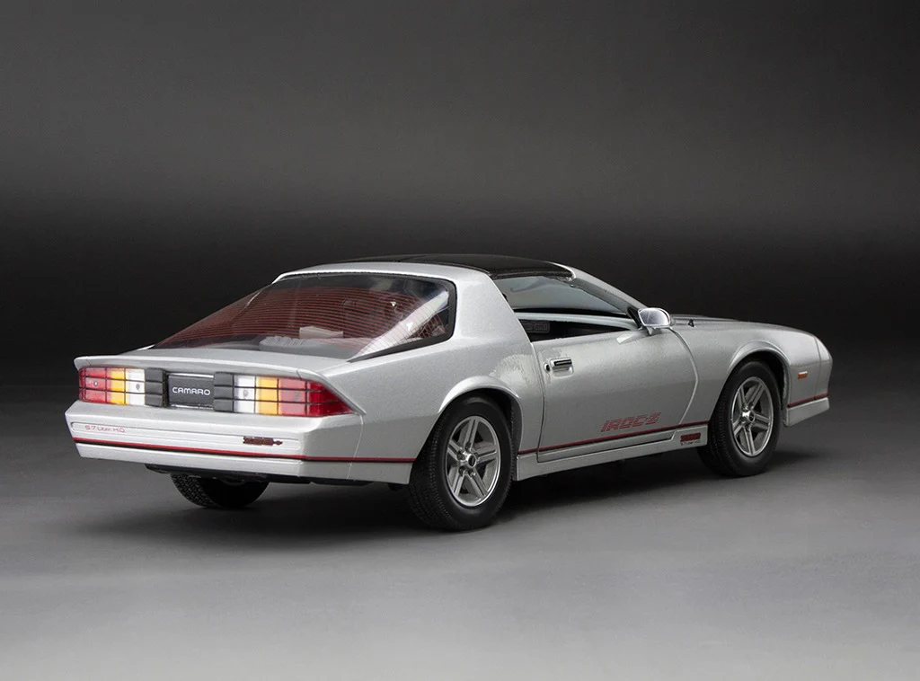 Sun-Star 1985 Chevy Camaro IROC-Z Silver 1:18 - Image 3