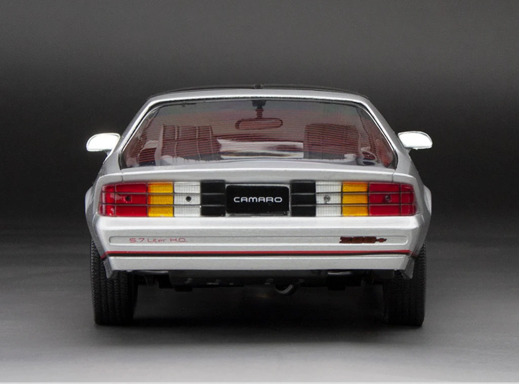 Sun-Star 1985 Chevy Camaro IROC-Z Silver 1:18 - Image 7
