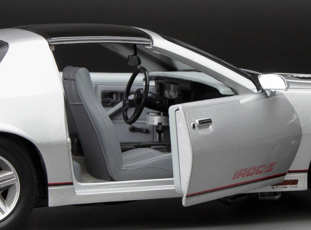 Sun-Star 1985 Chevy Camaro IROC-Z Silver 1:18 - Image 8
