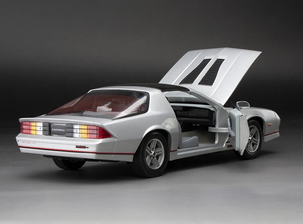 Sun-Star 1985 Chevy Camaro IROC-Z Silver 1:18 - Image 9