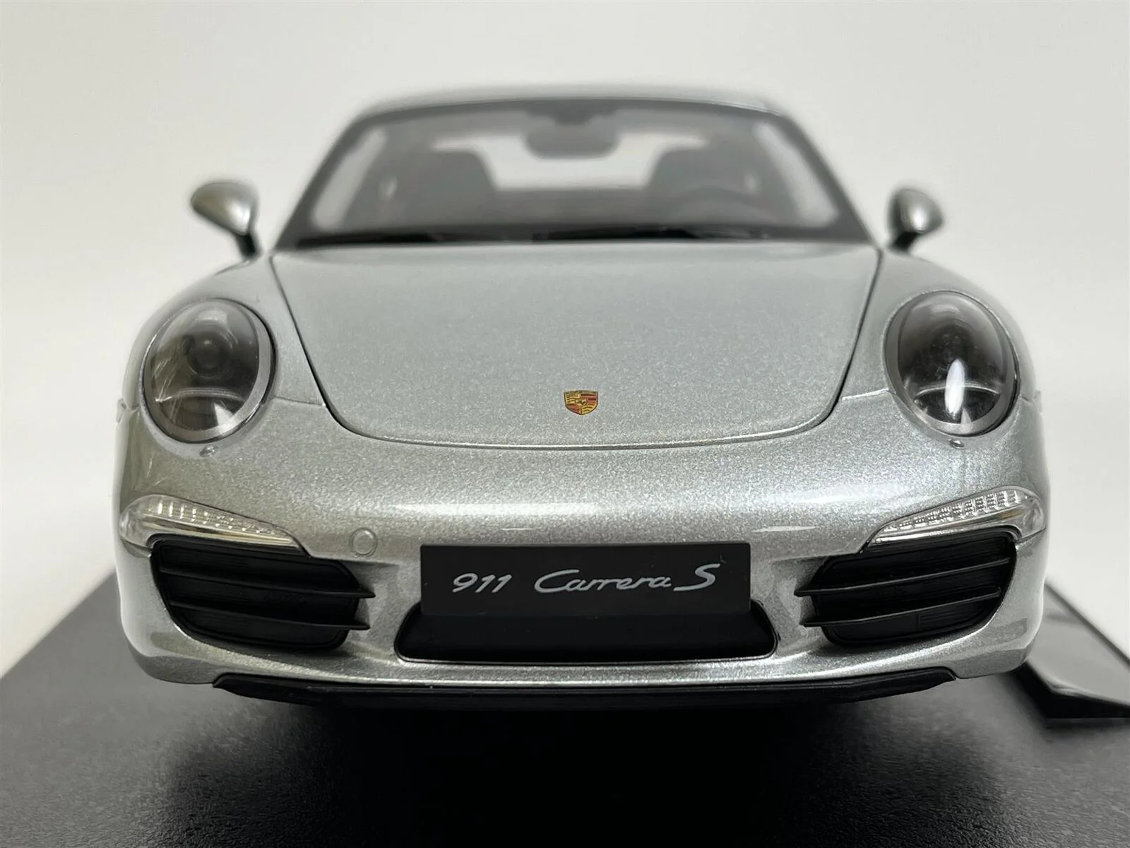 Welly 2013 Porsche 911 991 Carrera S Coupe Silver 1:18 - Image 2