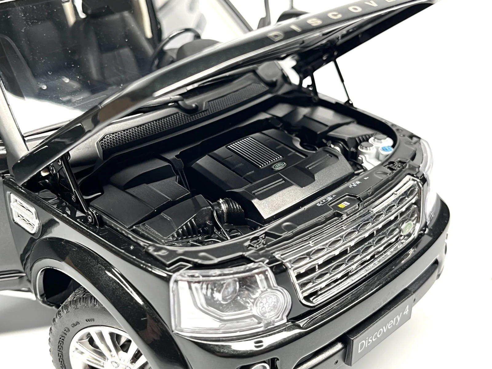 Whelart 2019 Land Rover Discovery 4 LR4 Black Metallic 1:18 - Image 10
