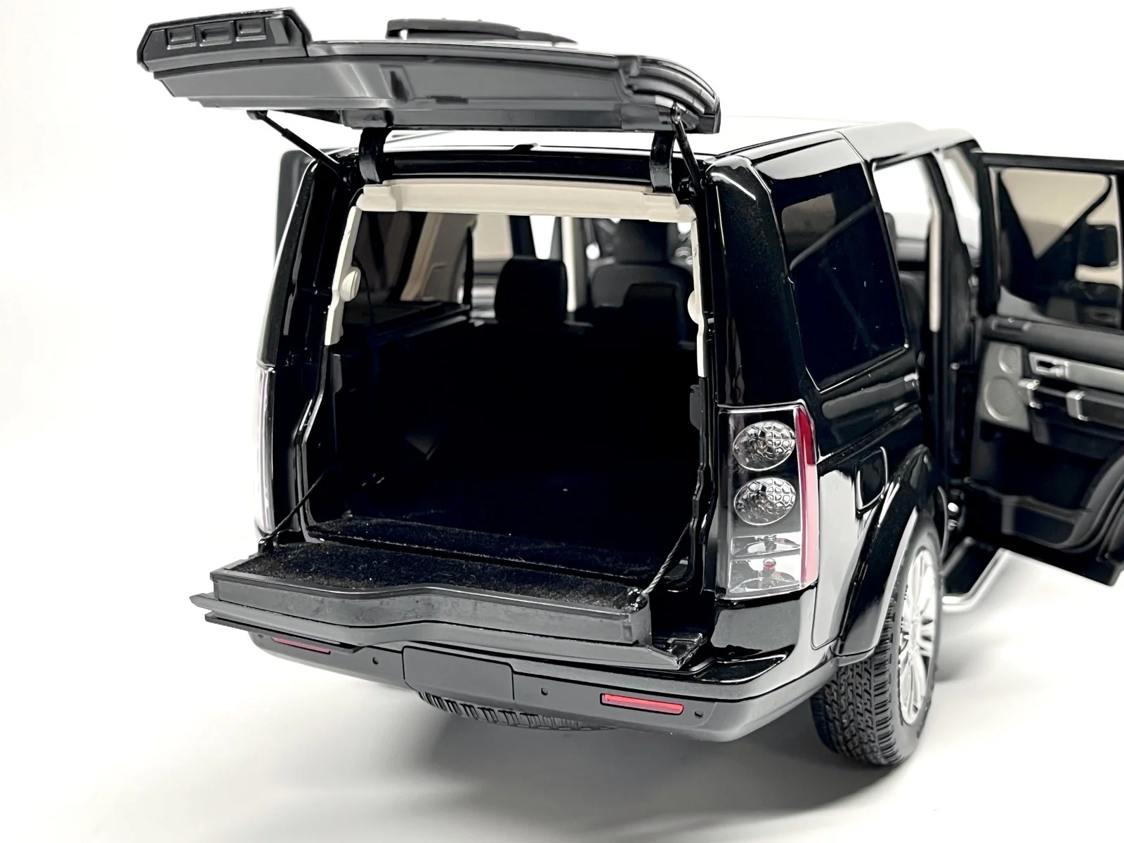 Whelart 2019 Land Rover Discovery 4 LR4 Black Metallic 1:18 - Image 11
