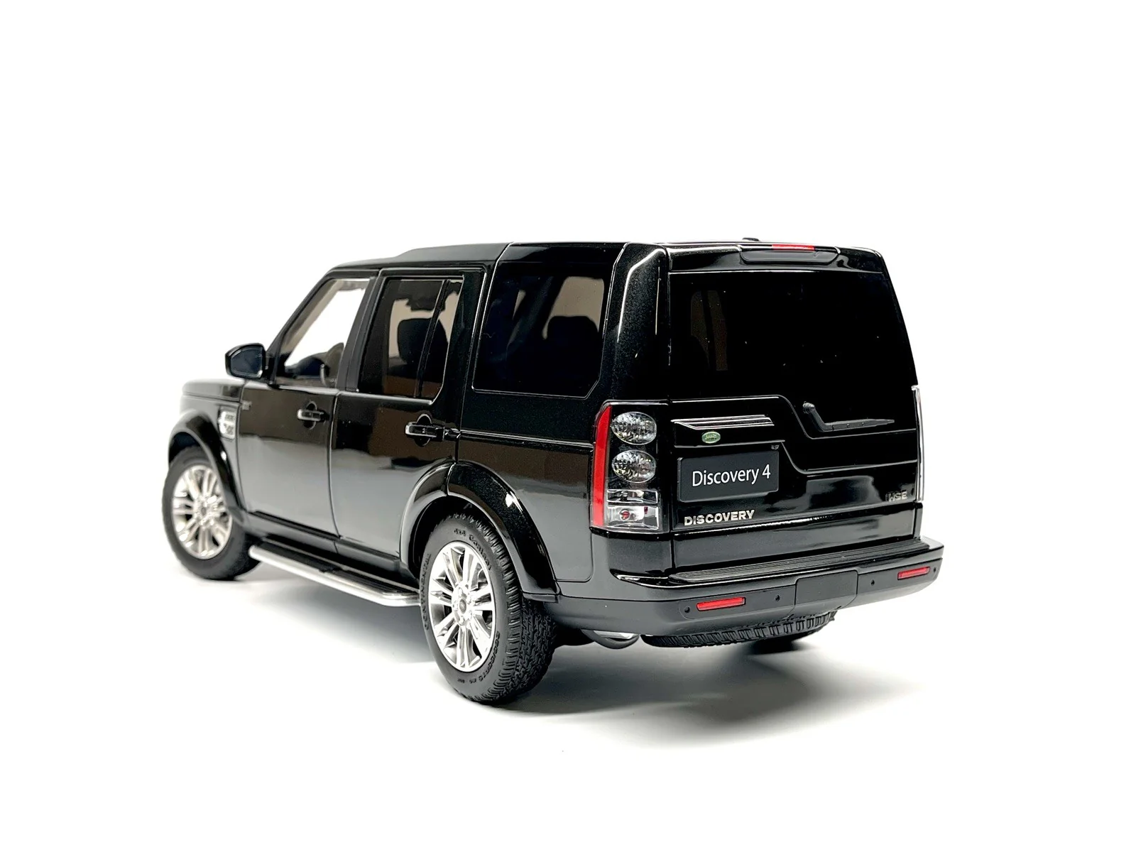 Whelart 2019 Land Rover Discovery 4 LR4 Black Metallic 1:18 - Image 2