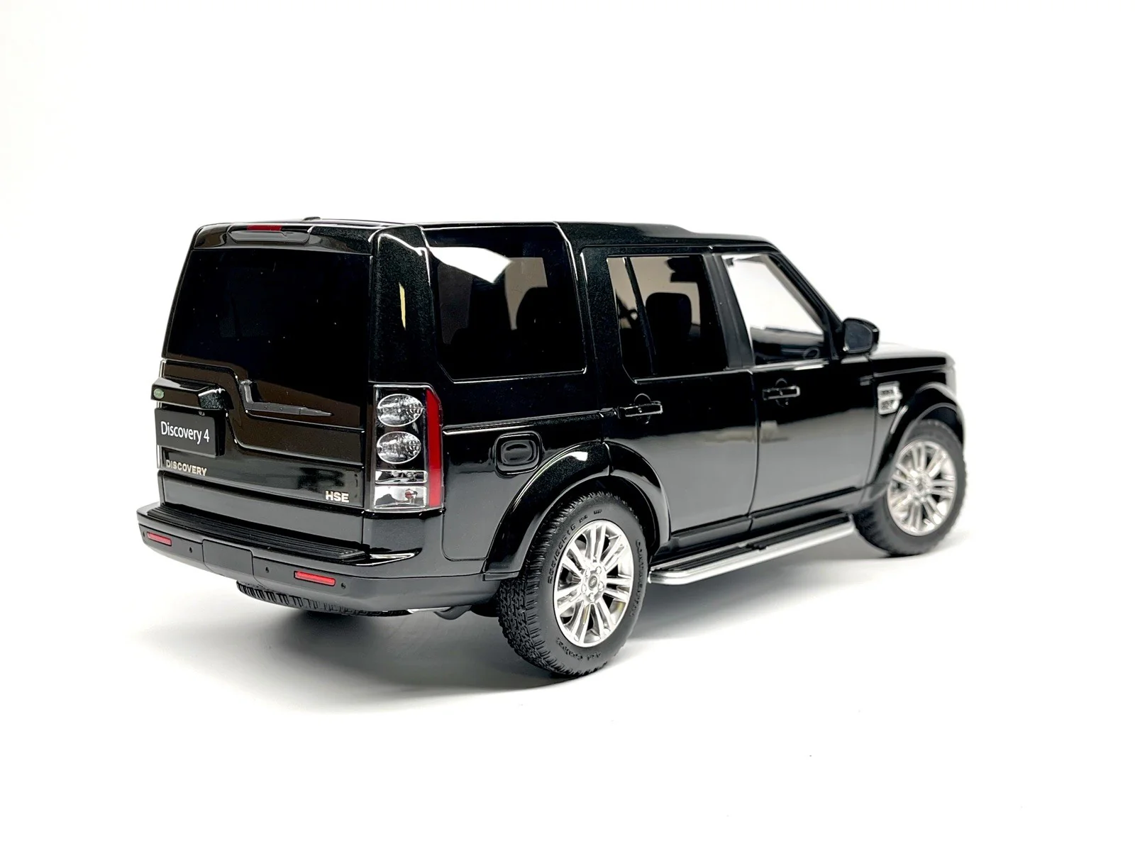 Whelart 2019 Land Rover Discovery 4 LR4 Black Metallic 1:18 - Image 3