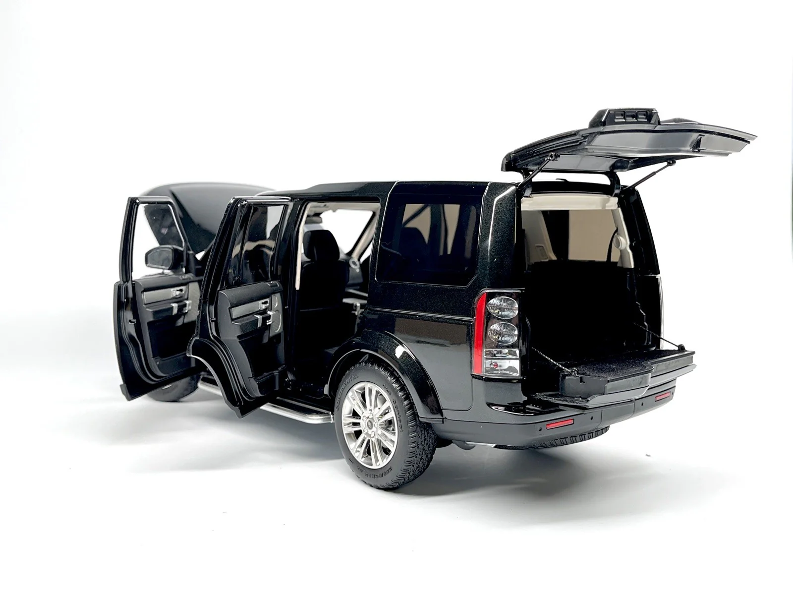 Whelart 2019 Land Rover Discovery 4 LR4 Black Metallic 1:18 - Image 6