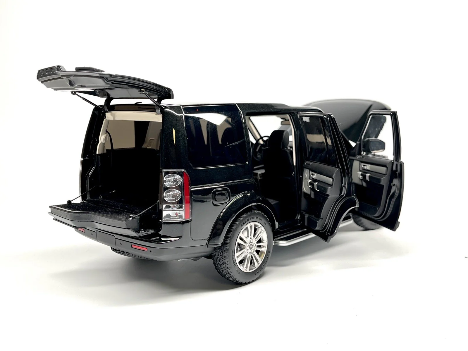 Whelart 2019 Land Rover Discovery 4 LR4 Black Metallic 1:18 - Image 7