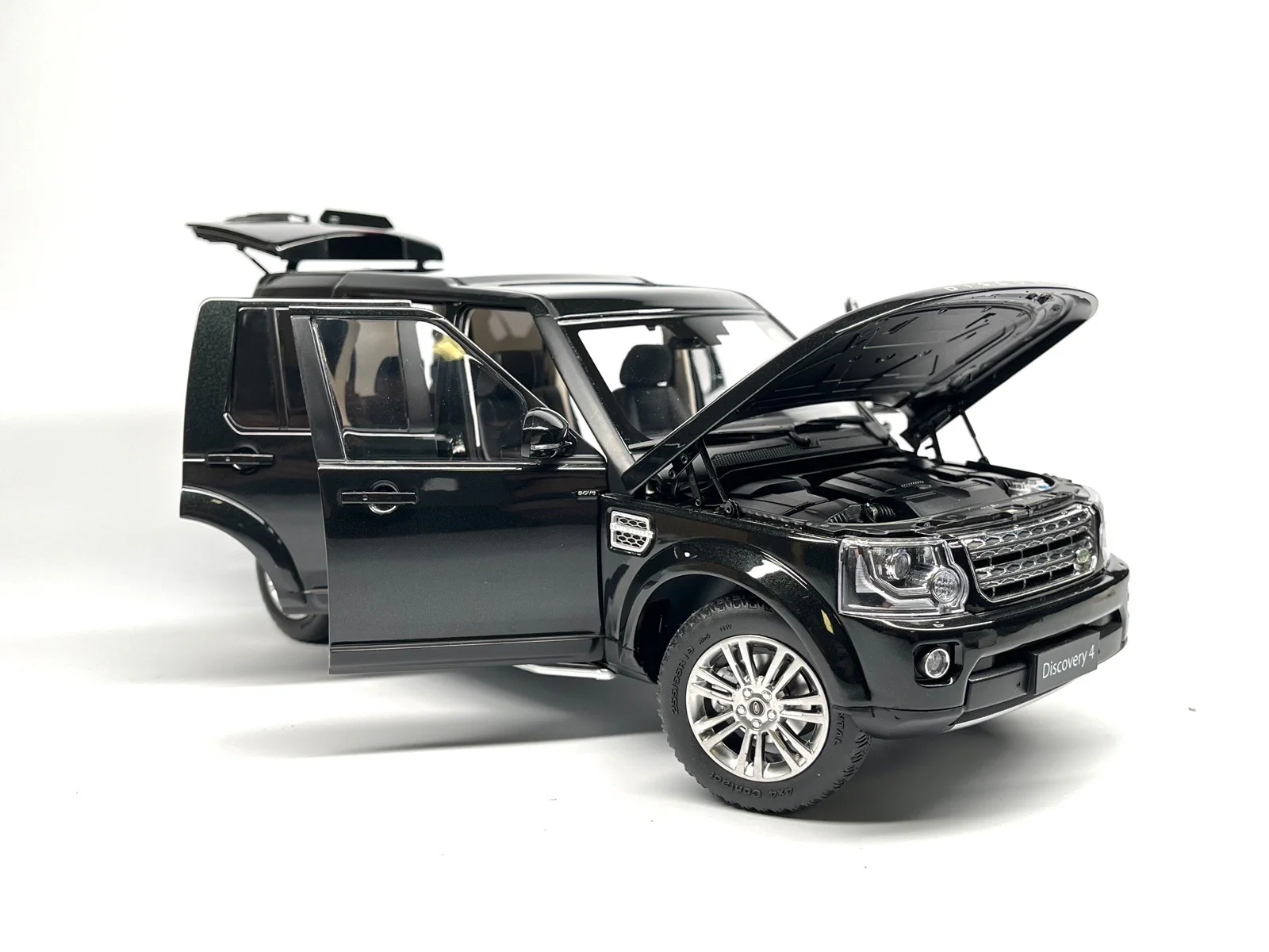 Whelart 2019 Land Rover Discovery 4 LR4 Black Metallic 1:18 - Image 8
