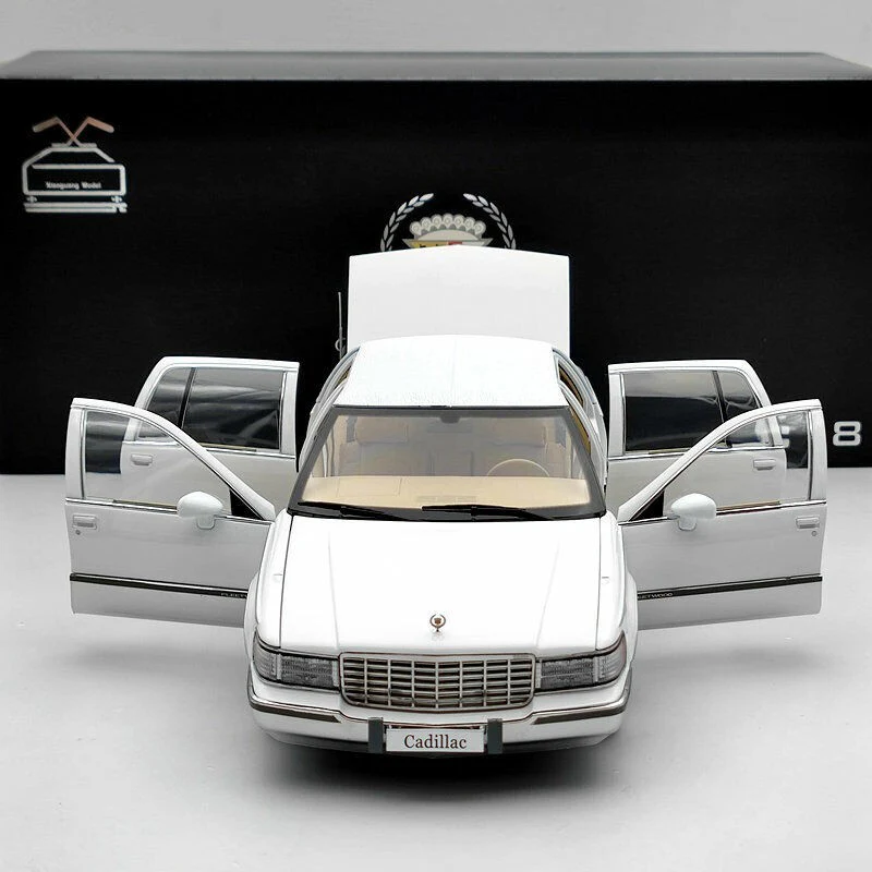 Xiaoguang Model 1993 Cadillac Fleetwood Brougham White 1:18 - Image 7