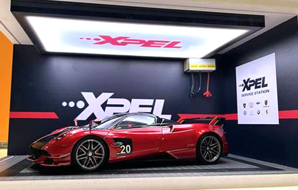 Xpel Garage Workshop Diorama - LED Display Case Acrylic 1:18 - Image 2