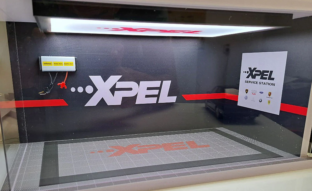 Xpel Garage Workshop Diorama - LED Display Case Acrylic 1:18 - Image 3