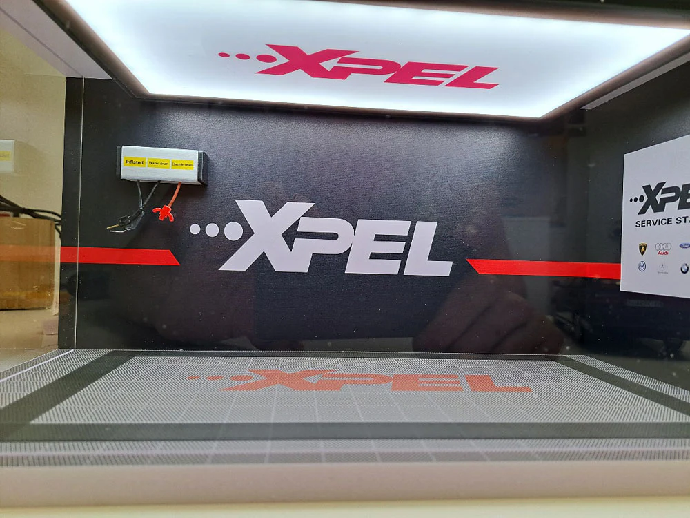 Xpel Garage Workshop Diorama - LED Display Case Acrylic 1:18 - Image 4