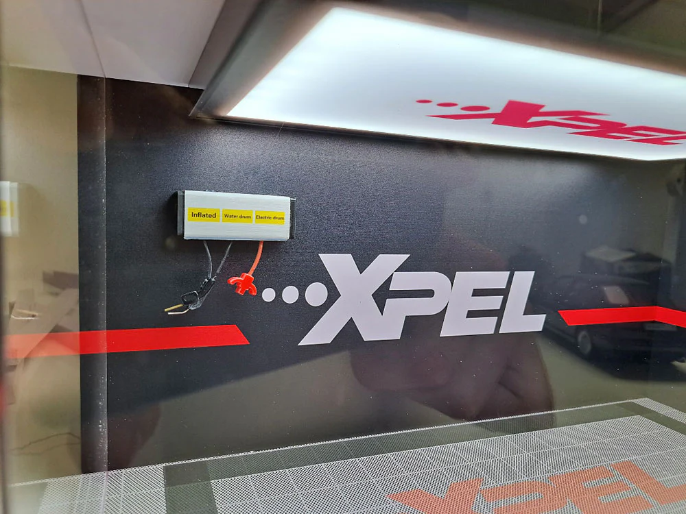 Xpel Garage Workshop Diorama - LED Display Case Acrylic 1:18 - Image 5