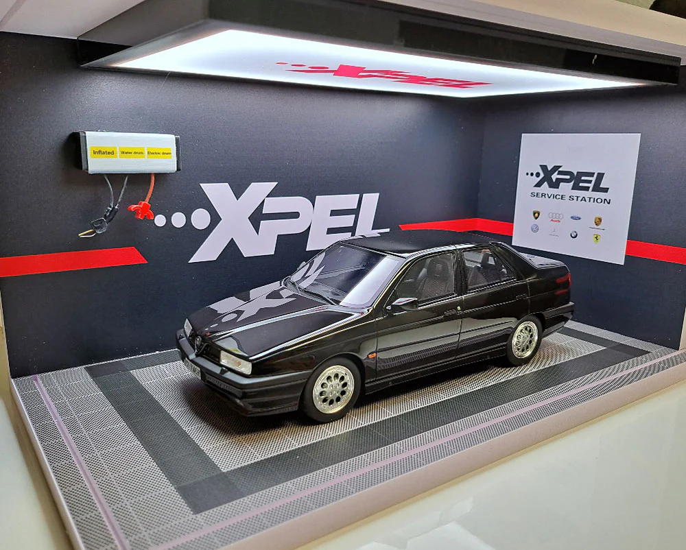 Xpel Garage Workshop Diorama - LED Display Case Acrylic 1:18 - Image 6